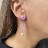 Aros colgantes con pasador naranja, pieza transparente con diseño amarillo y perla de río.