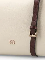 Cartera tipo shopper y bandolera color crema con asas cortas y correa ajustable de color marrón, herrajes metálicos dorados y detalle de logotipo en la parte frontal.