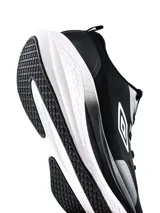 Championes deportivos Umbro modelo Belmo, color negro con suela blanca gruesa y amortiguación texturizada, diseño de malla transpirable y logo de la marca en el lateral.