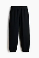 Pantalón deportivo de felpa con interior cepillado, de corte relajado, con cintura elástica con cordón de ajuste oculto, bolsillos al bies y bajos elásticos.