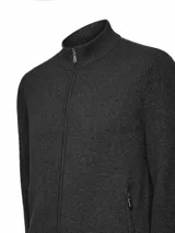 Sweater de punto con cierre frontal completo, cuello alto y diseño de textura diferenciada en mangas y cuerpo. Cuenta con bolsillos laterales y puños acanalados.