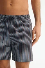 Short de baño de sirsaca a rayas verticales en tonos azul, marrón y celeste, con cintura elástica y cordón ajustable.