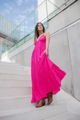 Vestido largo color blanco de seda con escote en V y volados en el ruedo.