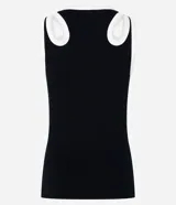 Blusa sin mangas confeccionada en rib de viscosa y elastano, color negro con ribete blanco. Posee breteles anchos con aberturas cutout en formato gotas y cuello redondo.