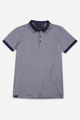 Remera de mangas cortas con cuello polo a rayas horizontales azul marino y blancas.