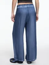 Pantalón de corte amplio y relajado, confeccionado en viscosa con acabado de efecto lavado o gastado. Presenta cintura elástica y bolsillos laterales.