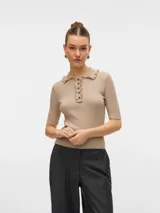 Top de manga corta color beige, con cuello redondo, ribete fruncido y cierre frontal con botones tipo polo. Confeccionado en tejido de punto plano con un ajuste regular.