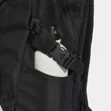 Mochila Adidas APWR de color negro con el logo y las tres bandas icónicas de la marca en blanco en la parte frontal. Cuenta con compartimento para notebook, bolsillo lateral para botella, correas de compresión laterales y panel trasero de malla para mayor ventilación.