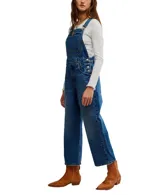 Enterito de jean azul claro, con tirantes ajustables, bolsillo tipo canguro en el pecho y bolsillos laterales y traseros.