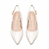 Zapato slingback off white de cuero, con punta fina, taco ancho bajo y tira trasera regulable con hebilla metálica dorada.