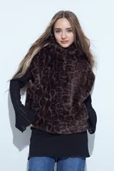 Chaleco de piel sintética con estampado animal print, diseño corto, corte relajado y capucha integrada.