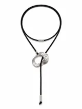 Gargantilla de cordón negro con apliques metálicos plateados y dije irregular texturizado de acero.