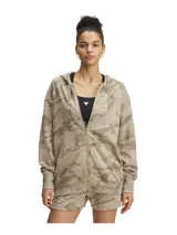 Campera con capucha y cierre frontal completo, confeccionada en tejido French Terry con estampado camuflado en tonos beige y arena. Presenta hombros caídos, bolsillos laterales y puños acanalados.