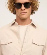 Camisa de hombre confeccionada en terciopelo de algodón, con cuello clásico, cierre frontal de botones y dos bolsillos con solapa en el pecho. Presenta un corte regular y mangas largas con puños abotonados.