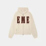 Campera con capucha y cierre frontal, color crema, con mangas raglán y aplique de letras grandes color marrón en el pecho. Posee bolsillos canguro con detalles de broches.