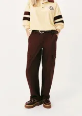 Pantalón de vestir color bordó, de corte recto y tiro alto, con bolsillos cargo a la altura de los muslos.