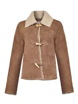 Chaqueta de gamulán con interior forrado en shearling, cuello clásico y cierre frontal con botones tipo toggle.