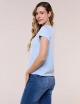 Remera celeste de manga corta, con cuello redondo y detalle calado en el rib del escote, de corte recto y ajuste cómodo.