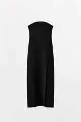 Vestido midi negro de punto con escote palabra de honor y abertura lateral en el bajo.