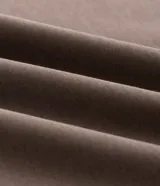 Buzo Marfinno de malla pesada color bordó, con cuello polo y cierre frontal medio, de manga larga, calce recto y puños y bajo ajustados.