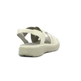 Sandalias color naranja con tiras cruzadas y elástico en el talón.