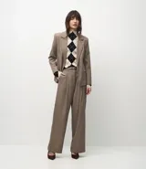 Pantalón de sastrería corte wide leg color marrón, con estampado pied de poule, cintura alta con trabillas y cinturón a juego con hebilla.