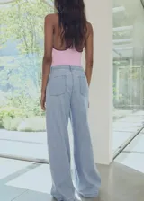 Pantalón vaquero de corte wide leg, tiro medio, con cinco bolsillos, trabillas para cinturón y cierre frontal de cremallera y gancho.