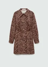 Vestido corto estilo camisero con estampado de leopardo, cuello camisero, cierre frontal con botones y mangas largas con puños abotonados.