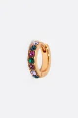 Par de pendientes mini de aro dorados, decorados con pequeños cristales de colores en una sección.