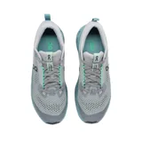 Championes de running On Running modelo Cloudsurfer Trail 2 M, color gris con detalles en verde y suela turquesa con perforaciones y diseño ondulado.