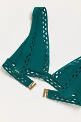 Conjunto de bikini color verde azulado, compuesto por un corpiño triangular y una bombacha clásica, ambos con detalles de recortes geométricos calados en los bordes.