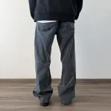 Pantalón de jean con corte baggy, de tiro medio y pierna ancha, en color azul claro con efecto lavado.