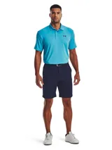 Short de golf azul marino, ligero y elástico, diseñado para atletas. Incluye cinturón negro con hebilla plateada.