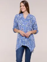 Blusa azul con estampado floral, escote en V, abotonadura frontal y mangas tres cuartos con presilla para arremangar. Cuenta con un diseño amplio y ruedo asimétrico en punta.
