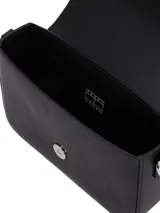Cartera bandolera Tommy Jeans de color negro, confeccionada en poliuretano con acabado liso, solapa magnética frontal y el parche distintivo de la marca en el centro.