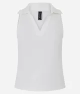Blusa sin mangas de color blanco, con cuello polo y escote en V, confeccionada en algodón con elastano.