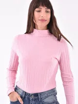 Polera rosa viejo de punto canalé, con cuello alto y mangas largas.
