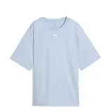 Remera de mujer Puma de corte relajado, color celeste, con cuello redondo y logo de la marca estampado en el centro del pecho.