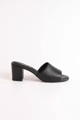 Sandalia de cuero vacuno color negro, con diseño minimalista, capellada amplia y plantilla pullman. El taco es ancho de 6,5 cm.