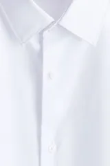 Camisa blanca de manga larga con tratamiento de fácil planchado, cuello inglés y corte regular fit.