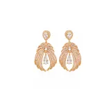 Caravanas colgantes de acero dorado con diseño de abanico adornado con circonias brillantes y un dije central en forma de gota.