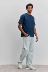 Remera de manga corta y cuello redondo, de corte clásico y color marrón.