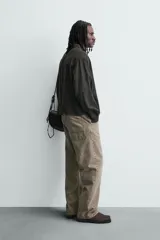 Sobrecamisa de hombre con cuello solapa, manga larga terminada en puño con botón y bolsillo de plastrón en el pecho. Cierre frontal con cremallera.