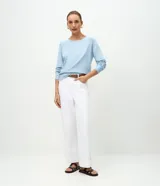 Suéter de punto color bordó, con cuello redondo y mangas largas, de diseño clásico y ajuste cómodo.