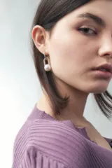 Aros colgantes con gancho plateado y dije de perla blanca.