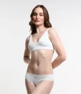 Soutien top blanco de microfibra con textura acanalada, breteles anchos y copas desmontables.