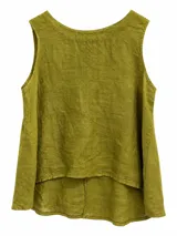 Musculosa verde pistacho de corte holgado y diseño asimétrico con la parte trasera más larga.