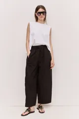 Pantalón negro de tiro alto con cintura elastizada y cordón ajustable, de corte amplio y relajado, con bolsillos laterales.
