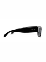 Lentes de sol con montura cuadrada de diseño anguloso y estilo cat eye, fabricados en material bio-based. Cuentan con lentes polarizadas negras con protección UV400.