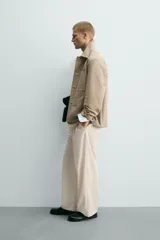 Sobrecamisa relaxed fit color beige confeccionada en tejido de algodón con estructura canvas, cuello solapa, manga larga con trabilla en los puños, bolsillos frontales de plastrón y cierre de botonadura.